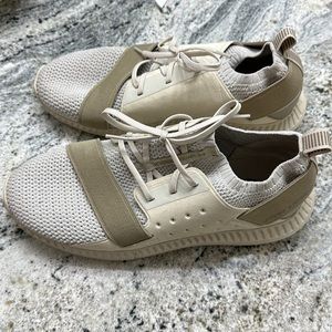 Under armor women’s sneakers. Size 7y. Like new.